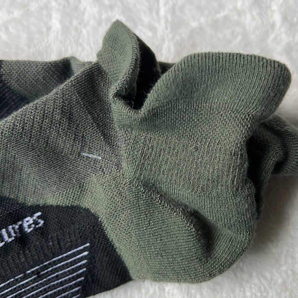 ( 2) Feetures  Elite Max Cushion No Show Tab Socks - Picture 8 of 15